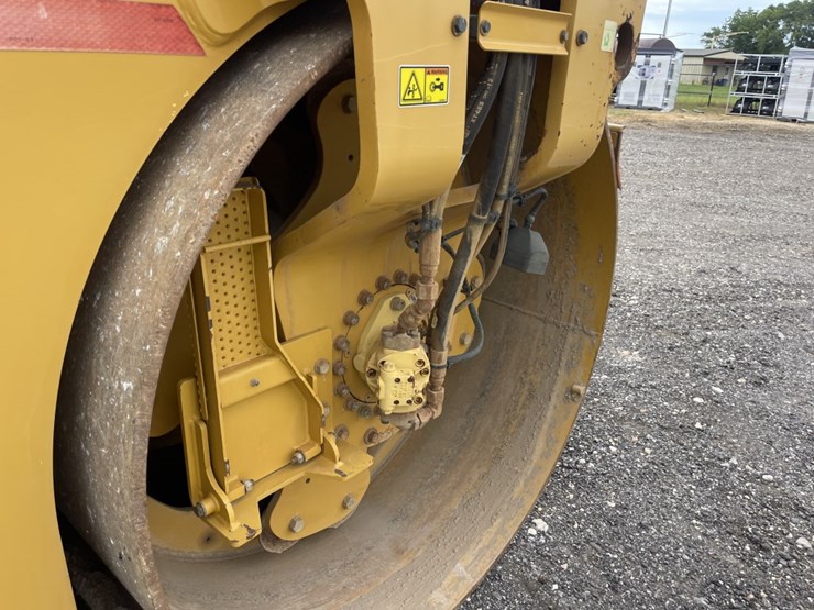 2017-caterpillar-cb66b-image-7