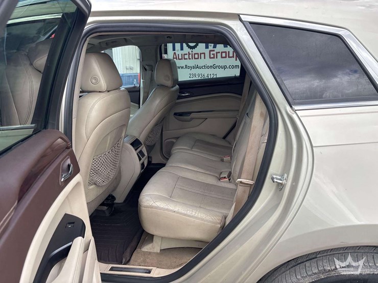 2013-cadillac-srx-image-17