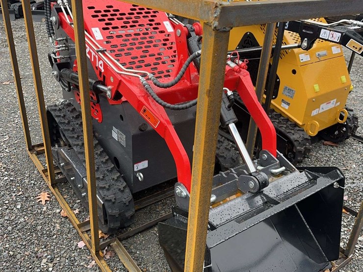 2025-yszt14-compact-track-loader-image-2