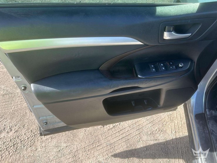 2015-toyota-highlander-image-6