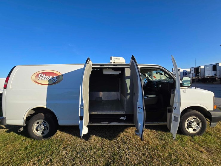 2017-chevrolet-express-g3500-image-10