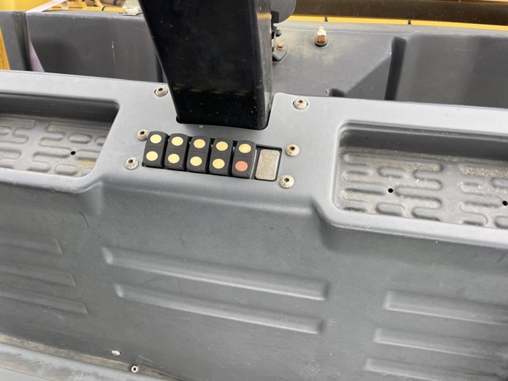 2017-caterpillar-cb66b-image-9