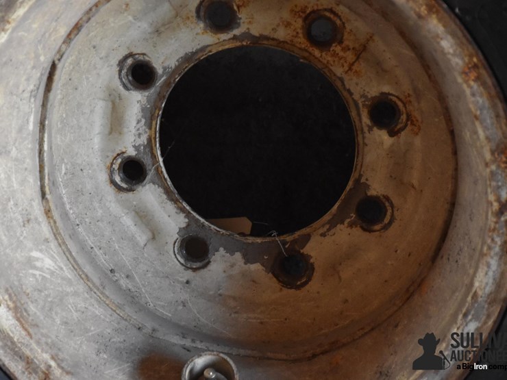 11l-15fl-tire-and-rim-image-4