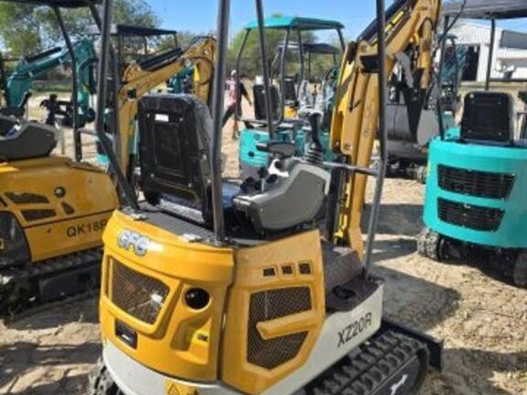 cfg-mini-excavator-xz20r-w-hydrualic-thumb-image-3