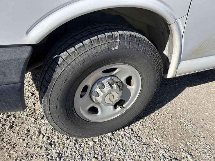 2013-chevrolet-express-3500-passenger-van-image-23