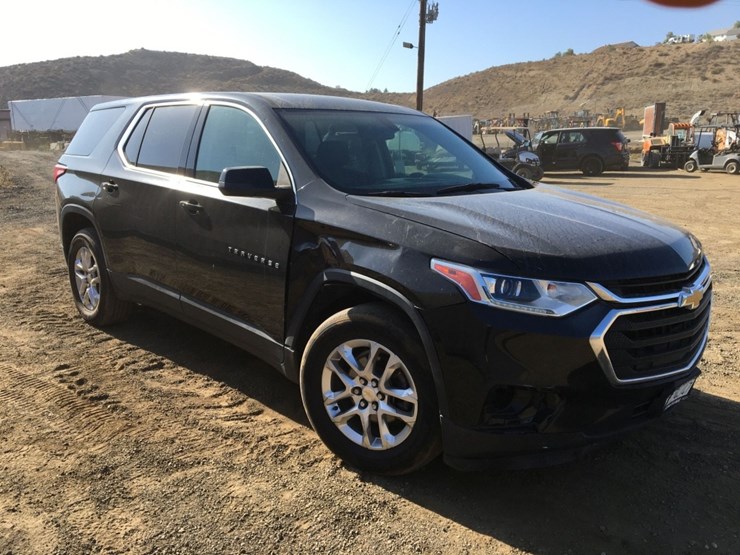 2021-chevrolet-traverse-ls-image-2