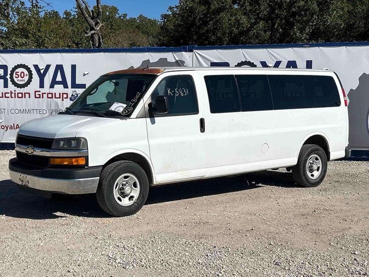 2012-chevrolet-express-3500-passenger-van-image-1