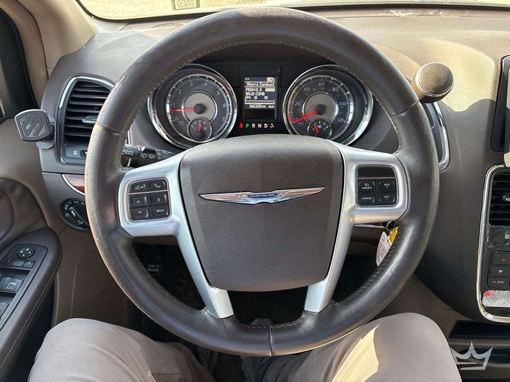 2013-chrysler-town-&-country-image-10