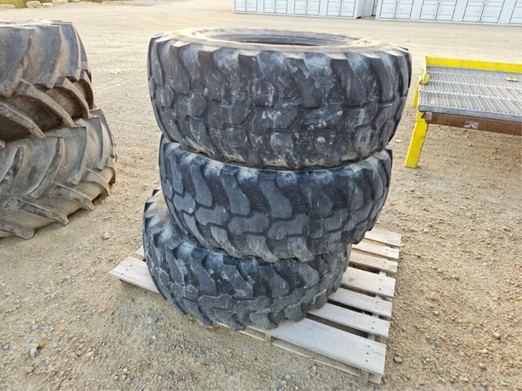 #3140-•-(3)-405/70r20-tires-image-1