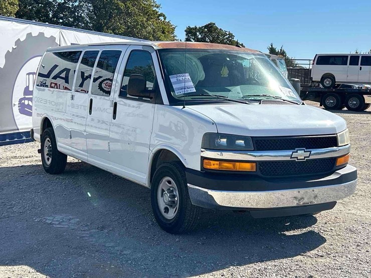 2012-chevrolet-express-3500-passenger-van-image-2