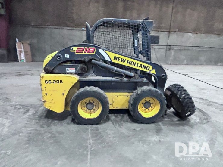 2011-new-holland-l218-image-3