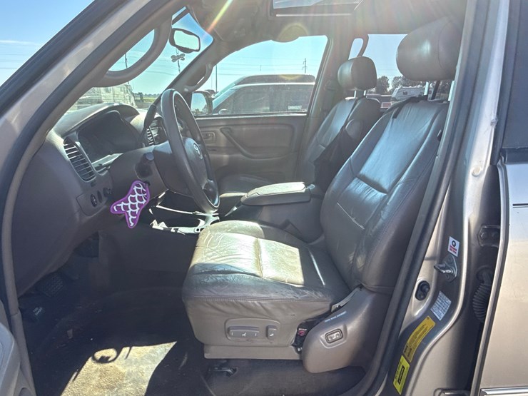 2004-toyota-sequoia-image-22