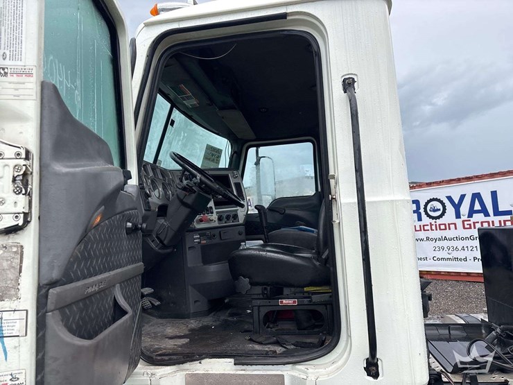 2012-mack-cxu613-day-cab-t/a-wet-kit-truck-tractor-image-21