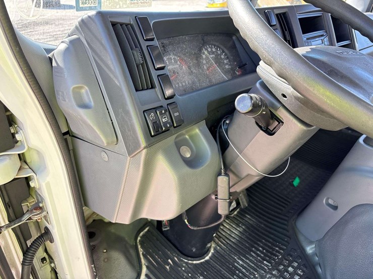 2016-isuzu-npr-image-30