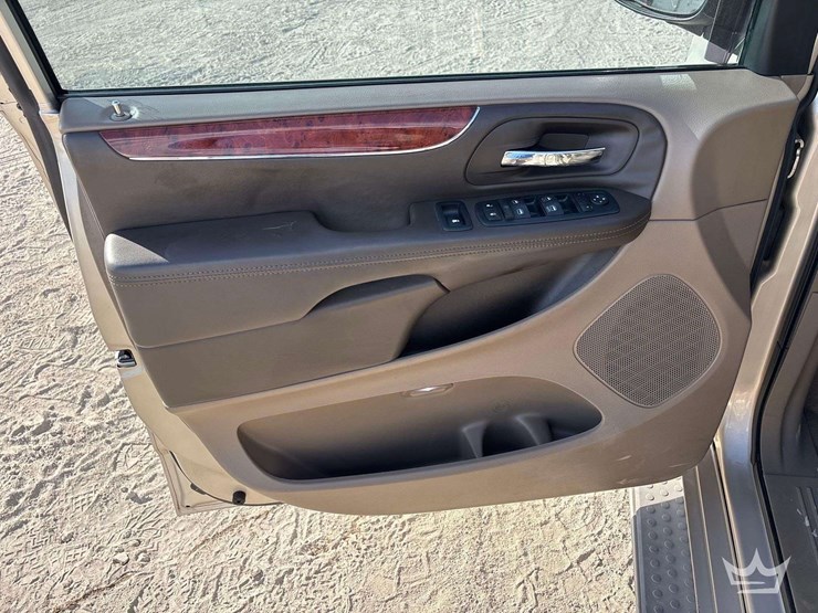 2013-chrysler-town-&-country-image-7