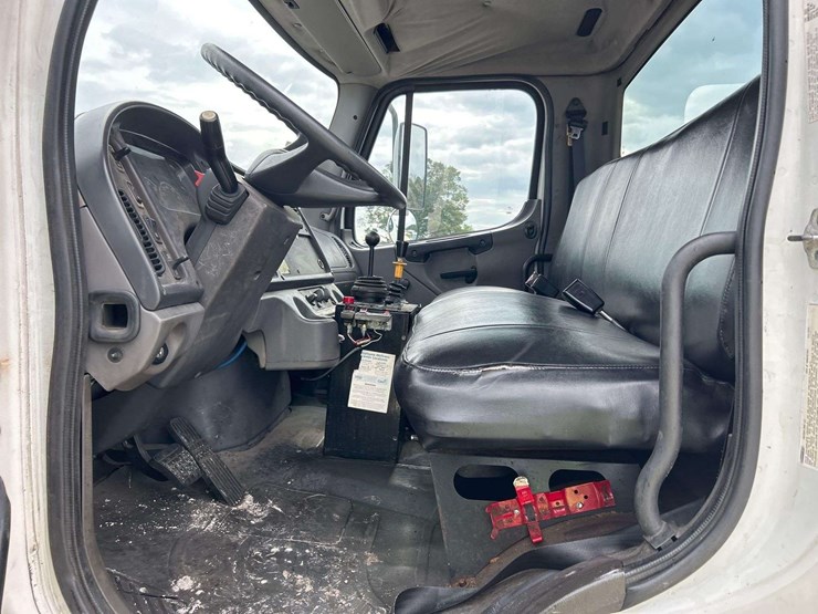 2005-freightliner-m2-106-image-10