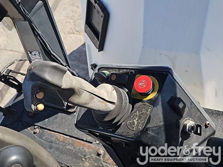 2014-caterpillar-cb54xw-image-22