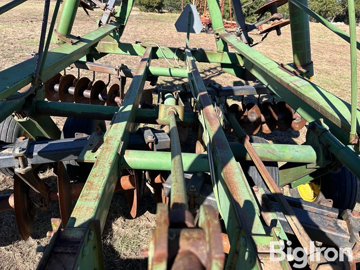 john-deere-235-image-19