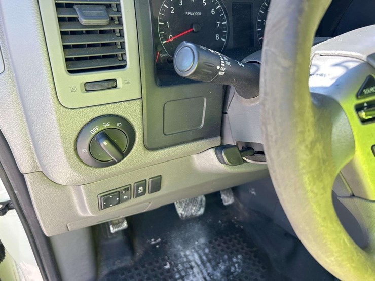 2012-nissan-nv2500hd-image-13