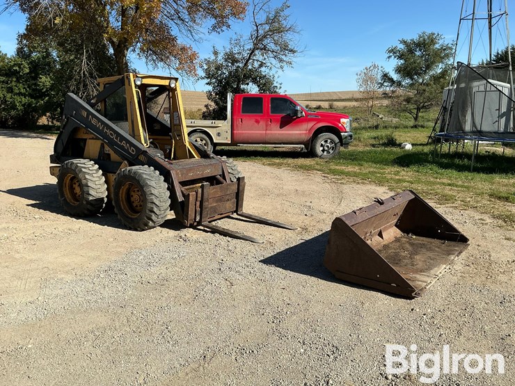 1990-new-holland-l785-image-3