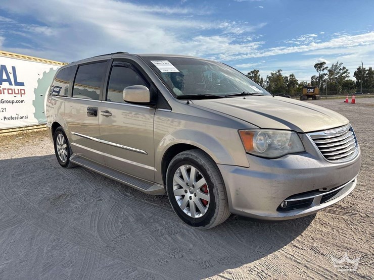 2013-chrysler-town-&-country-image-2