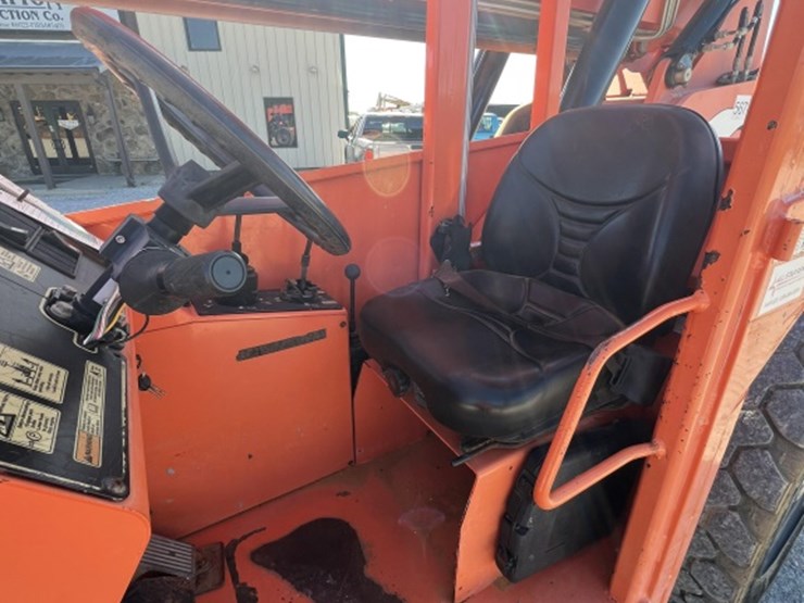 2013-sky-trak-6042-image-10