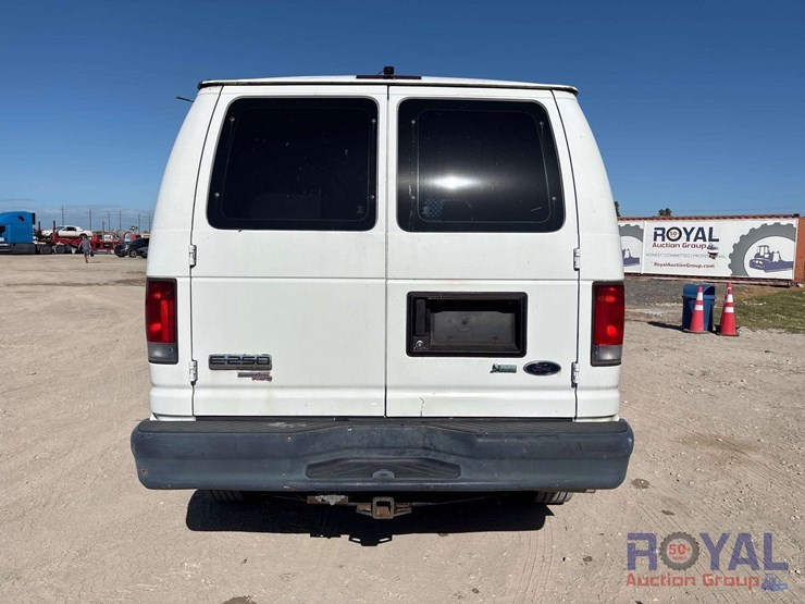 2013-ford-cargo-image-18