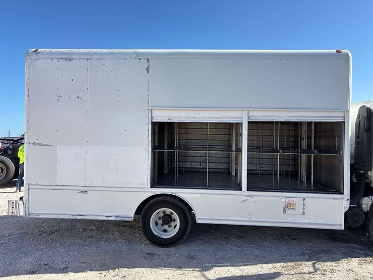 2016-isuzu-npr-image-12