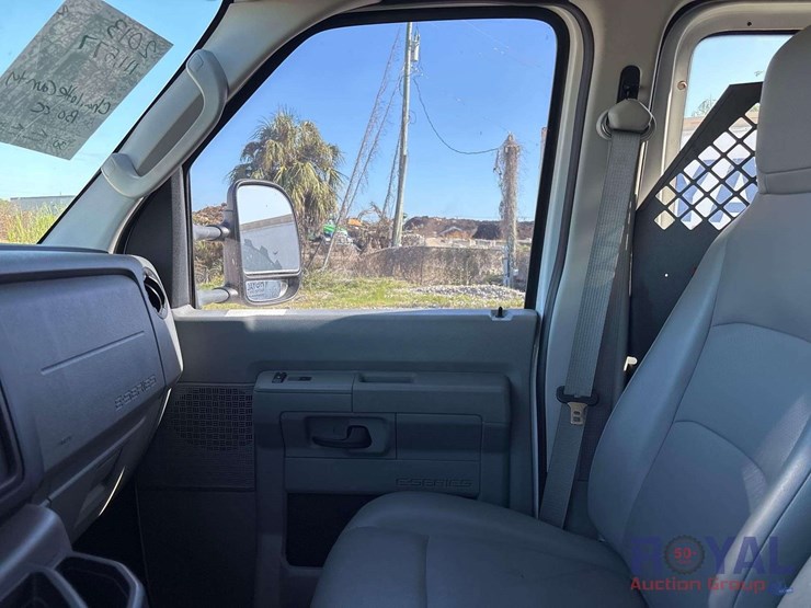 2013-ford-cargo-image-11