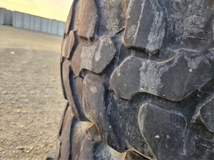 #3140-•-(3)-405/70r20-tires-image-5