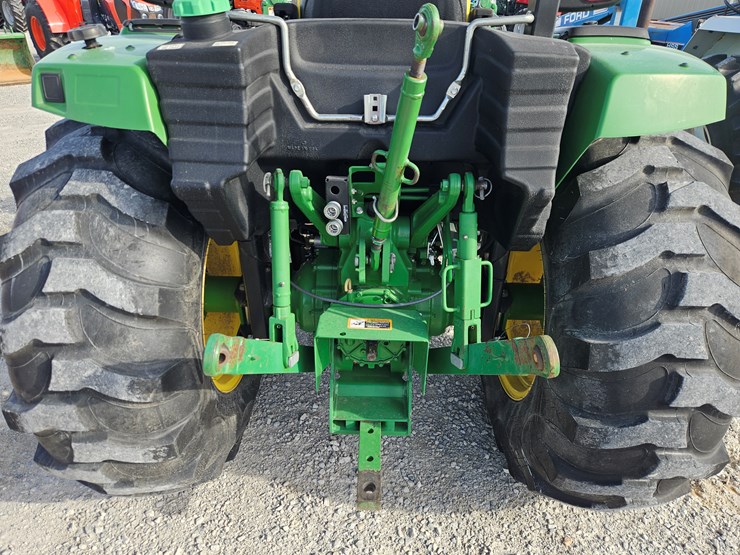 2015-john-deere-4044r-image-17