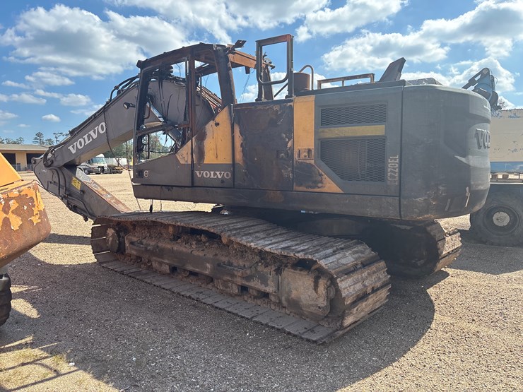 #2590-•-volvo-excavator-|-parts-or-repair-image-3