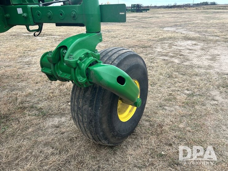 2020-john-deere-w235-image-16