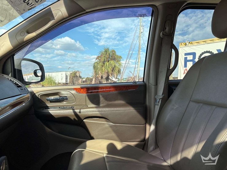 2013-chrysler-town-&-country-image-12