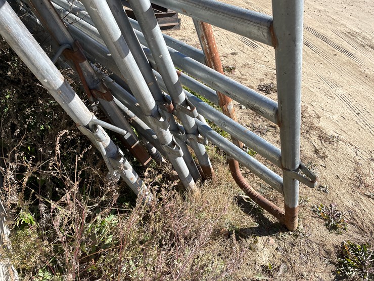 #5924a-•-galvanized-corral-with-walk-through-gate-image-8