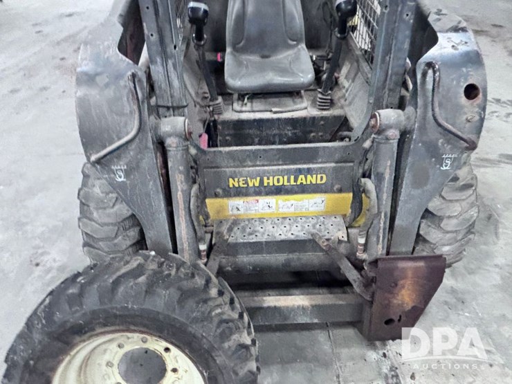 2011-new-holland-l218-image-15