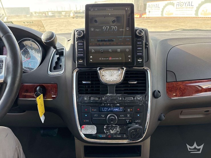 2013-chrysler-town-&-country-image-11