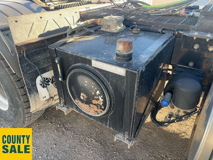 2016-kenworth-t800-image-17