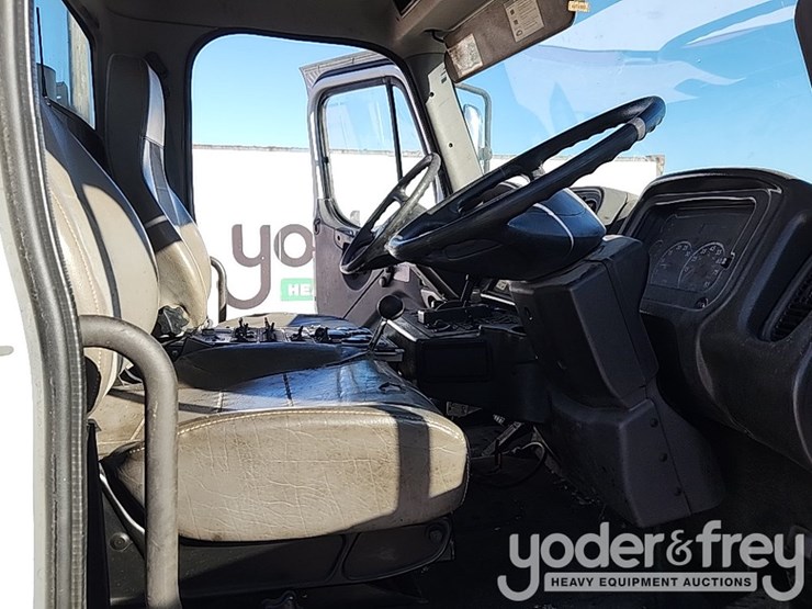 2016-freightliner-m2-106-image-39