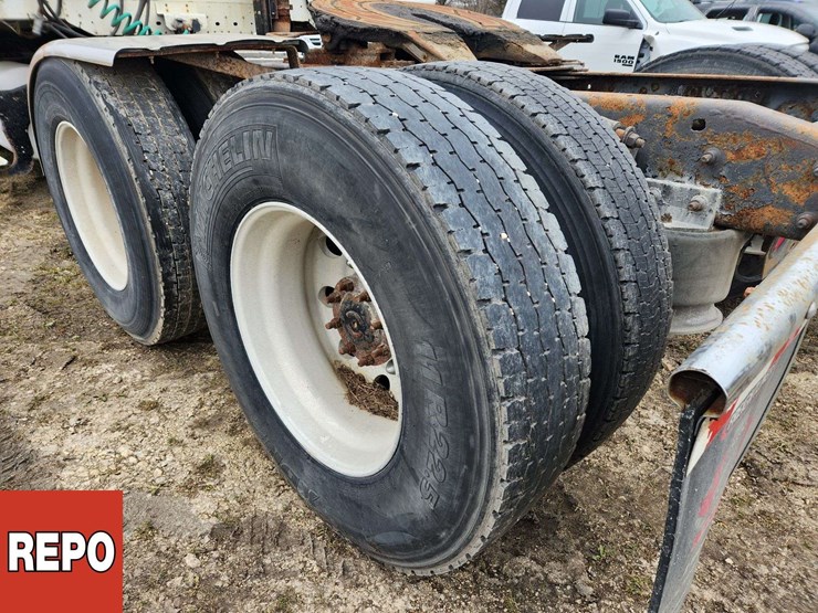2002-freightliner-columbia-120-image-15