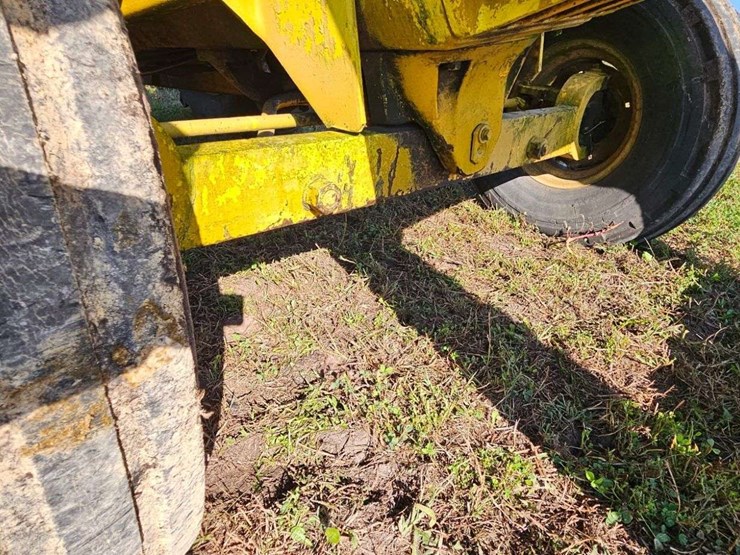 white-2-78-industrial-tractor-image-9