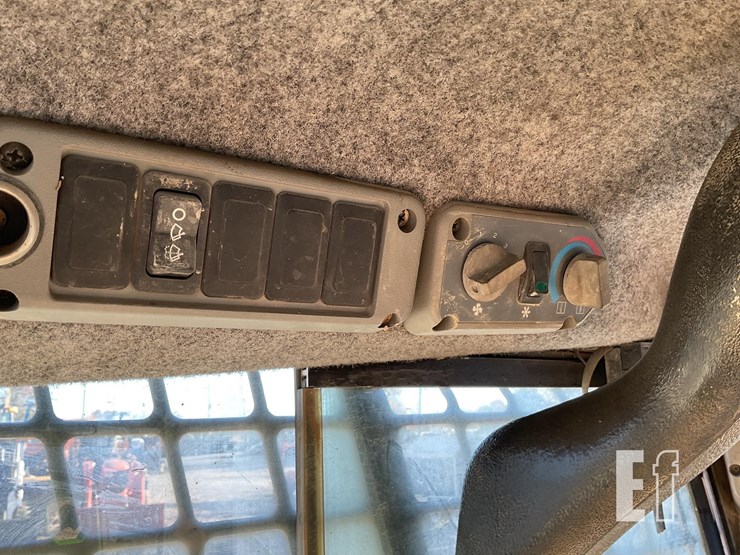 2005-bobcat-t300-image-19