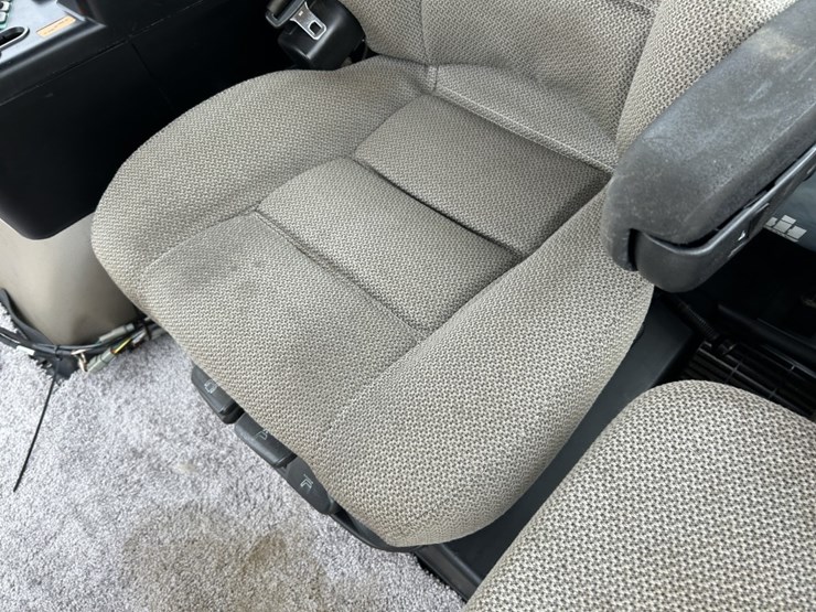 2014-case-ih-3200b-image-44