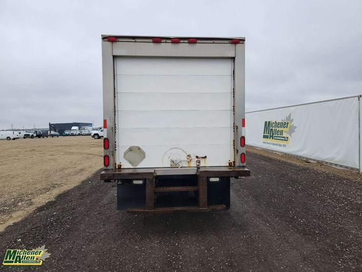 2009-isuzu-npr-image-4