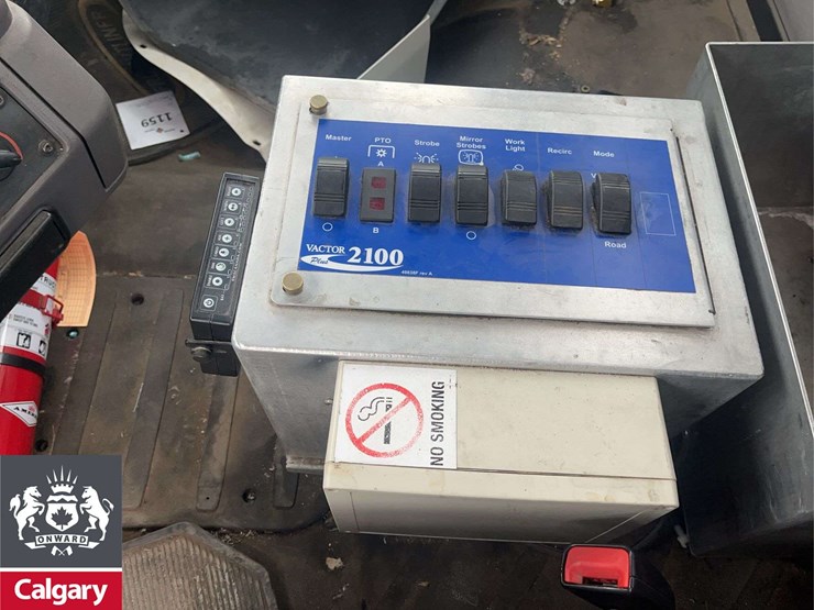 2015-freightliner-114sd-image-15