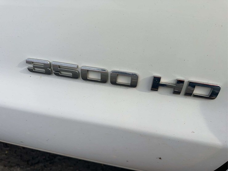 2015-chevrolet-3500hd-image-13