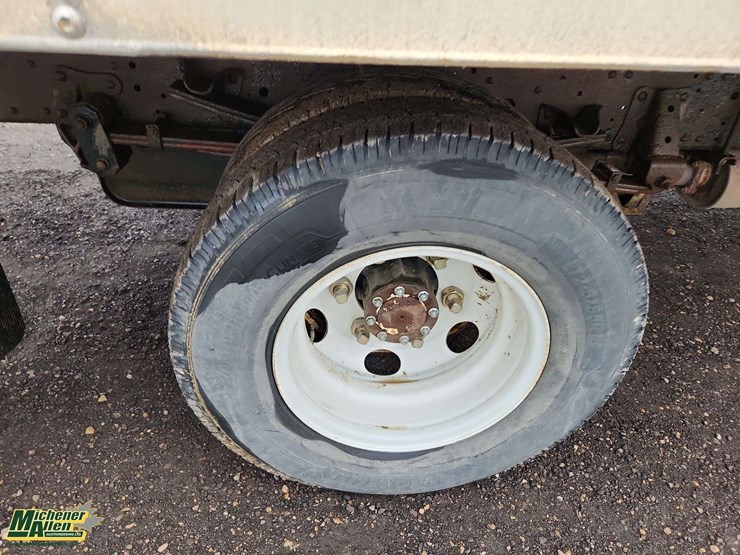 2009-isuzu-npr-image-27