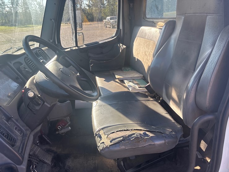 #24379-•-2019-freightliner-image-7