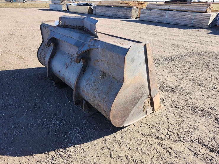 2019-volvo-3-yard-bucket-reversable-blade-image-3