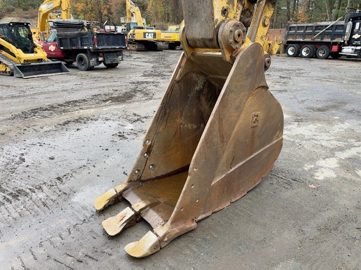 2004-caterpillar-330cl-hydraulic-excavator-image-9